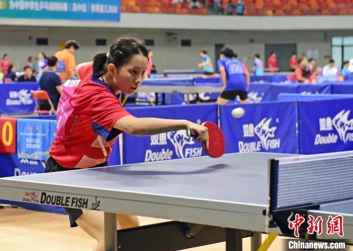 全国近六百名高中乒乓选手在广州花都区东风体