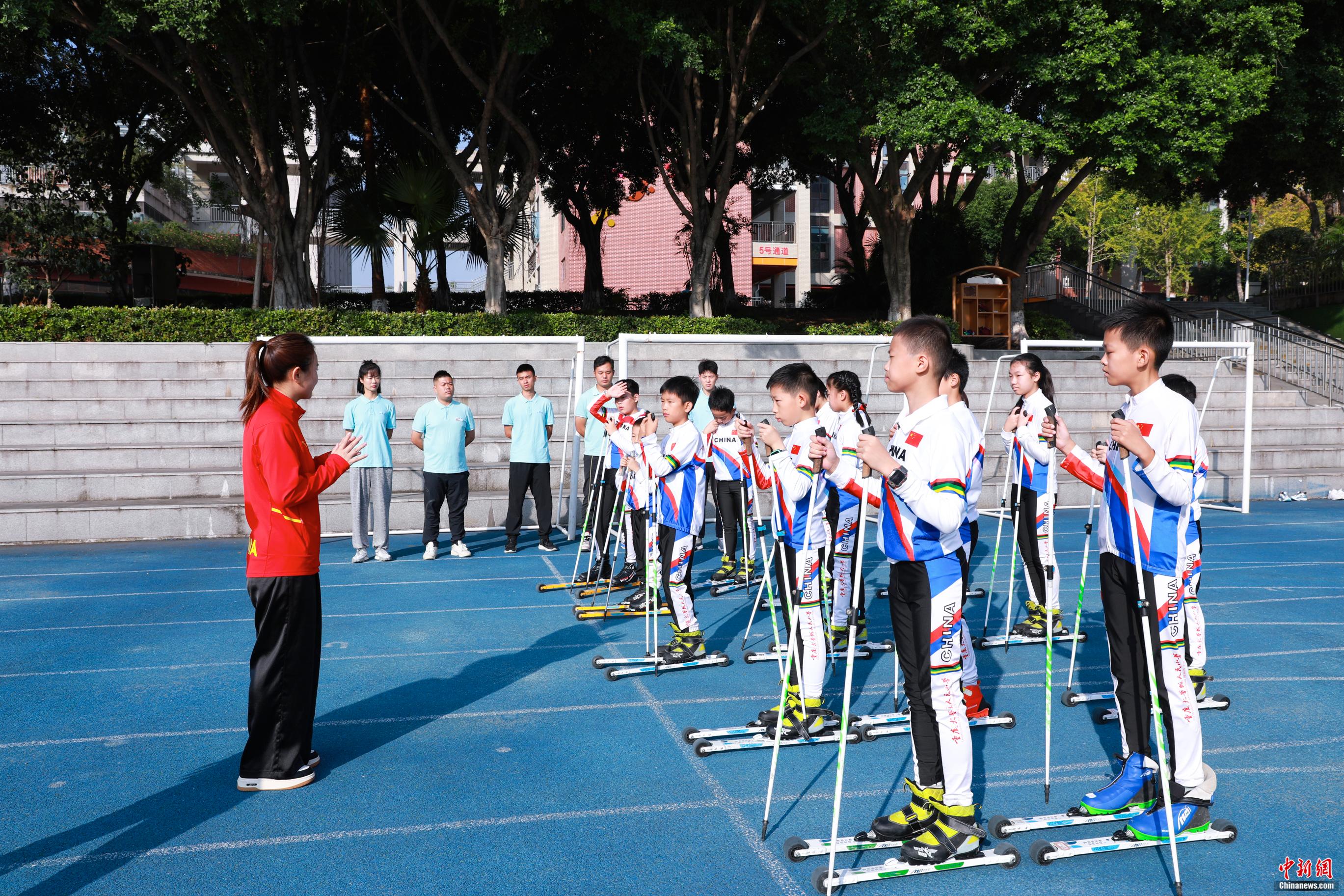 奥运冠军李坚柔走进重庆大学城人民小学开讲“