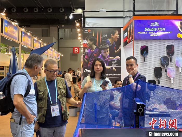广交会体育用品展区创新产品引采购商关注，海