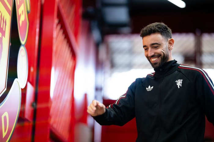 曼联高层明确挽留B费未来去向成焦点