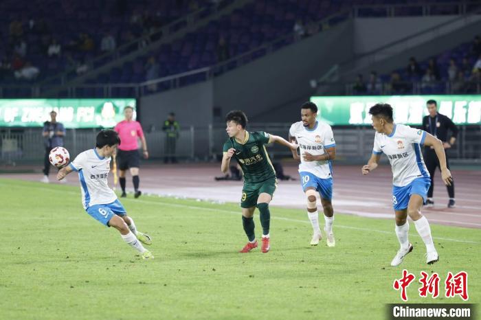 绿城2比1击败青岛西海岸，王钰栋轰出世界波点燃